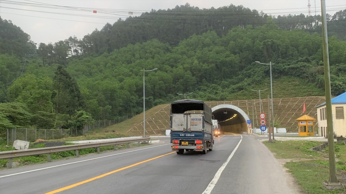 Phân luồng giao thông hầm Phước Tượng- Phú Gia phục vụ sửa chữa mặt đường